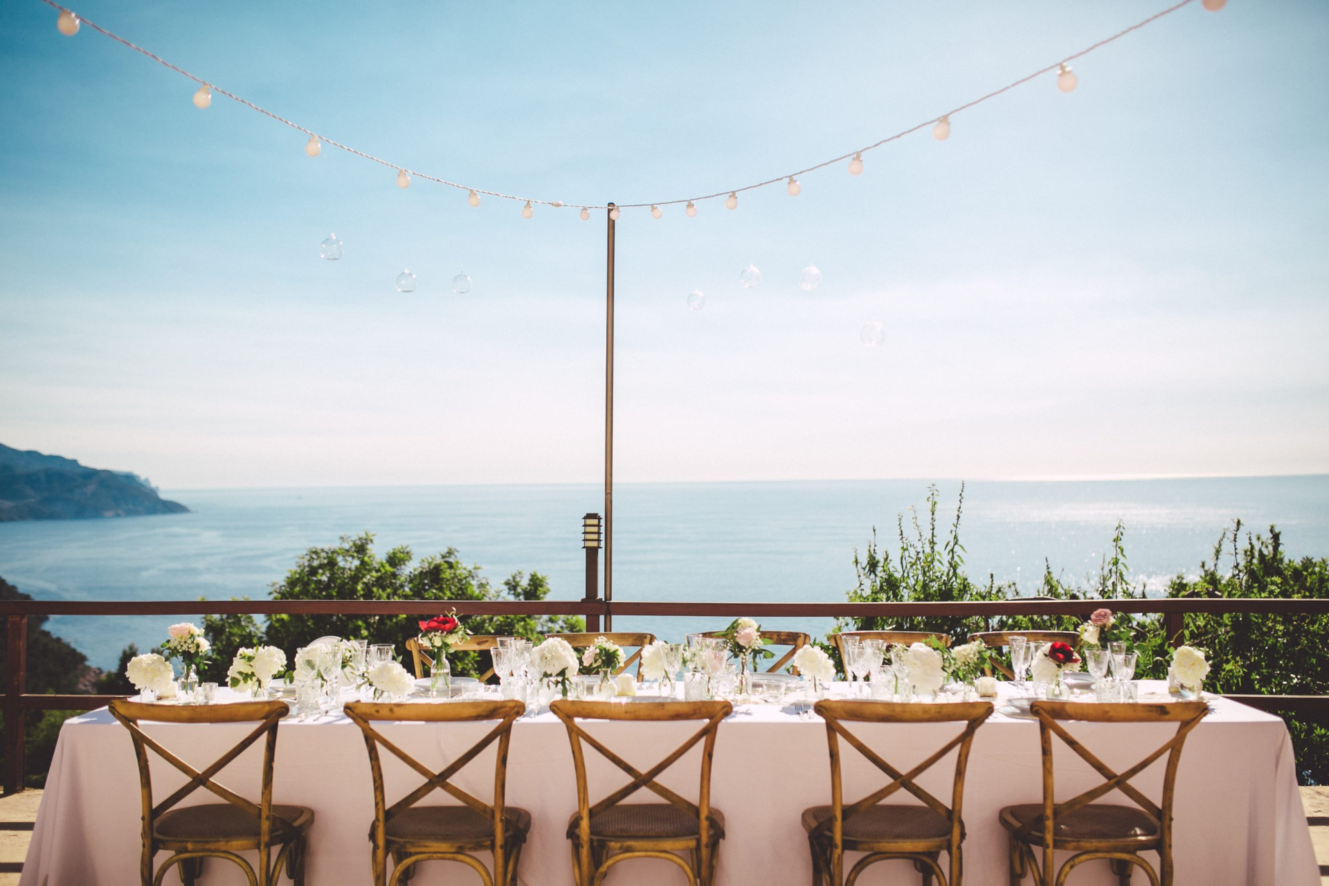 Ceremonia de boda al atardecer sobre el acantilado de una finca mediterránea